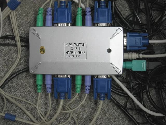 سوییچ KVM چند پورته برای انتخاب میان چند کامپیوتر