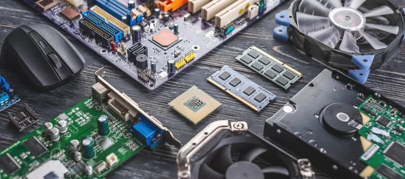 قطعات کامپیوتر شامل مادربرد، پردازنده، رم، فن و درایو ذخیرهسازی روی میز